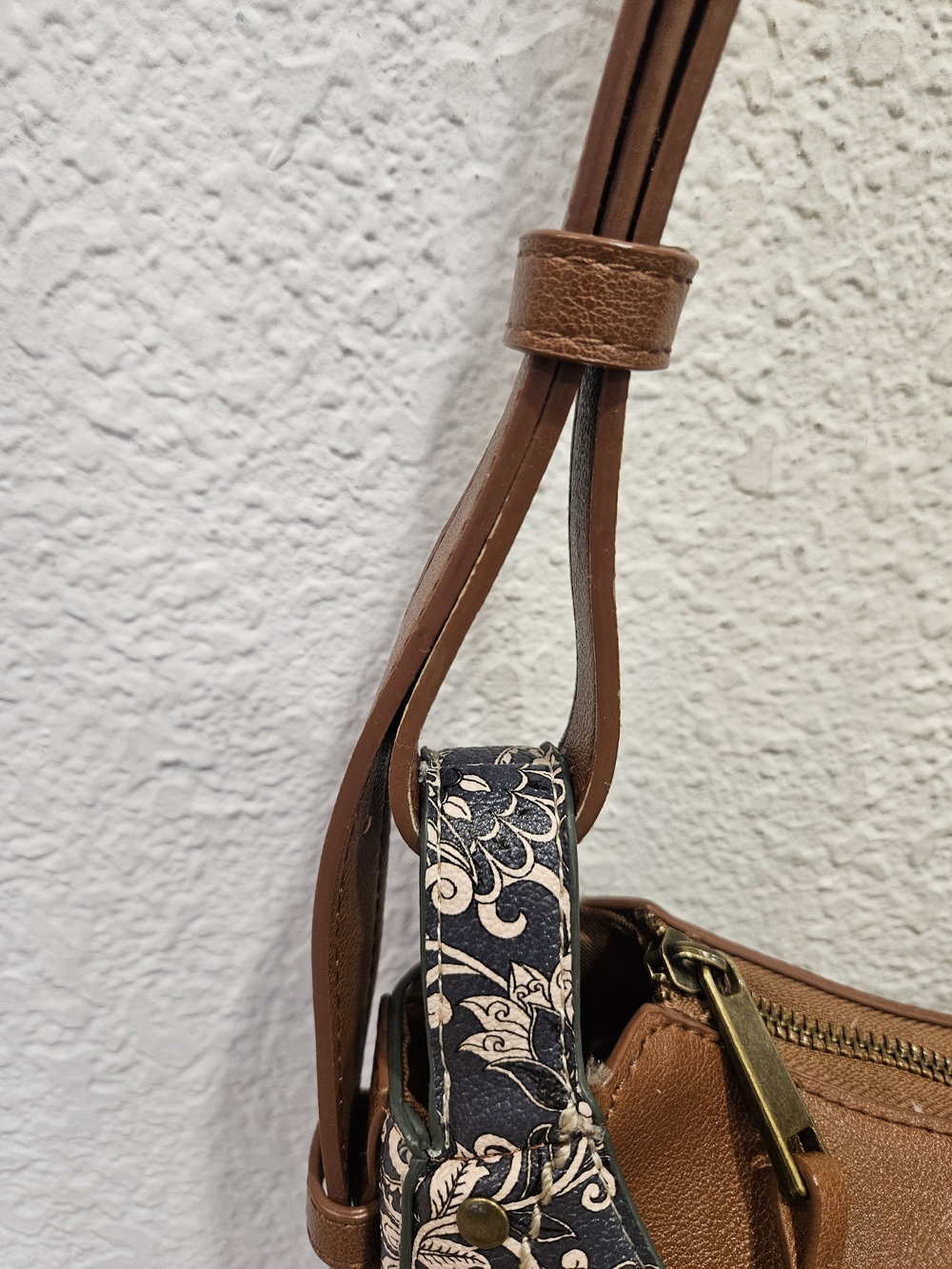 Frye & Co. Blake Crossbody Bag – Vintage Navy & Cream Paisley Floral - Picture 7 of 15